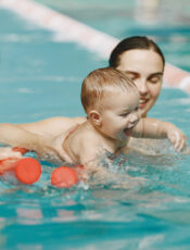 Babysvømning: Hvornår, hvorfor og hvordan?