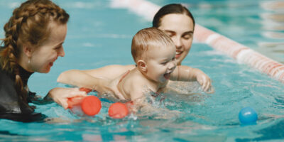 Babysvømning: Hvornår, hvorfor og hvordan?